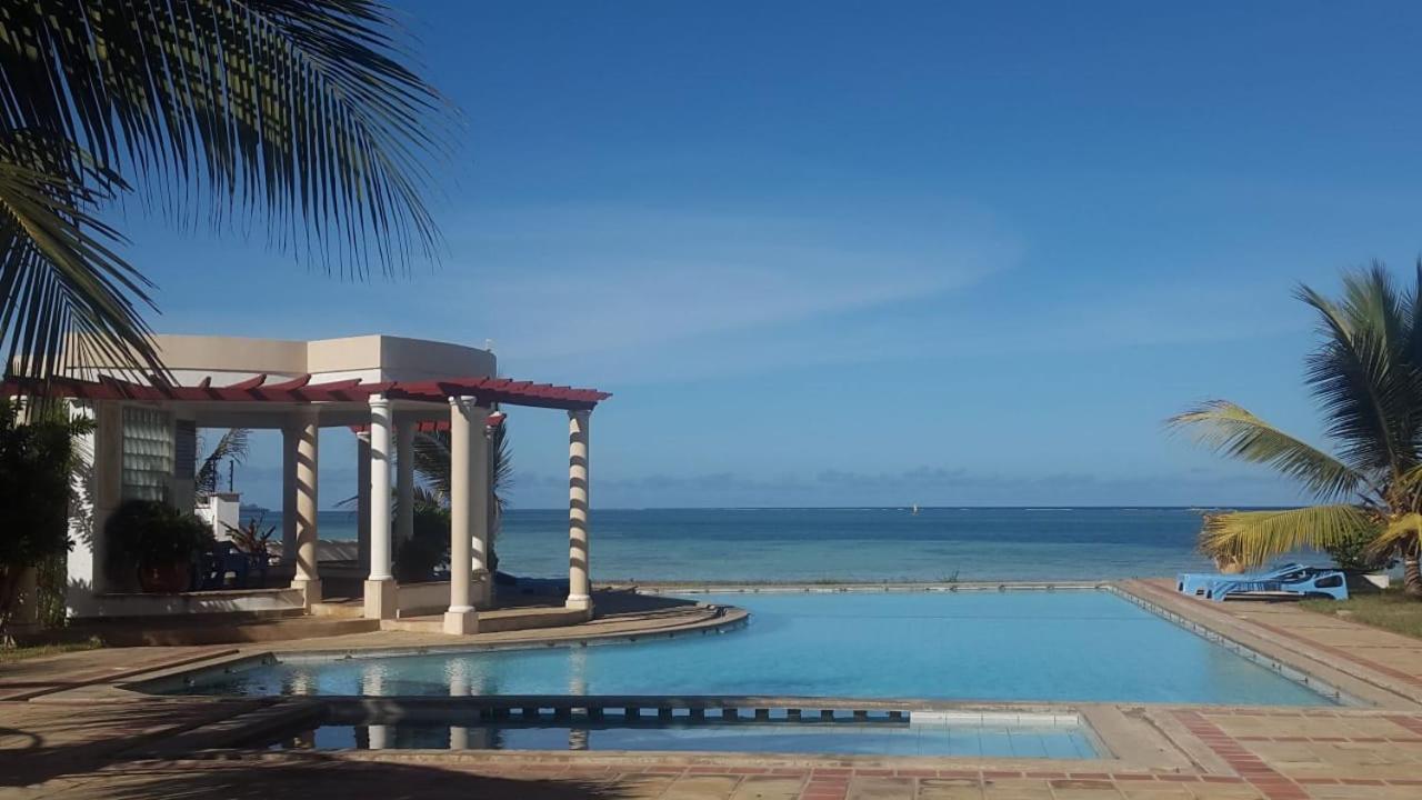 Almasi Oceanfront Nyali Appartement *